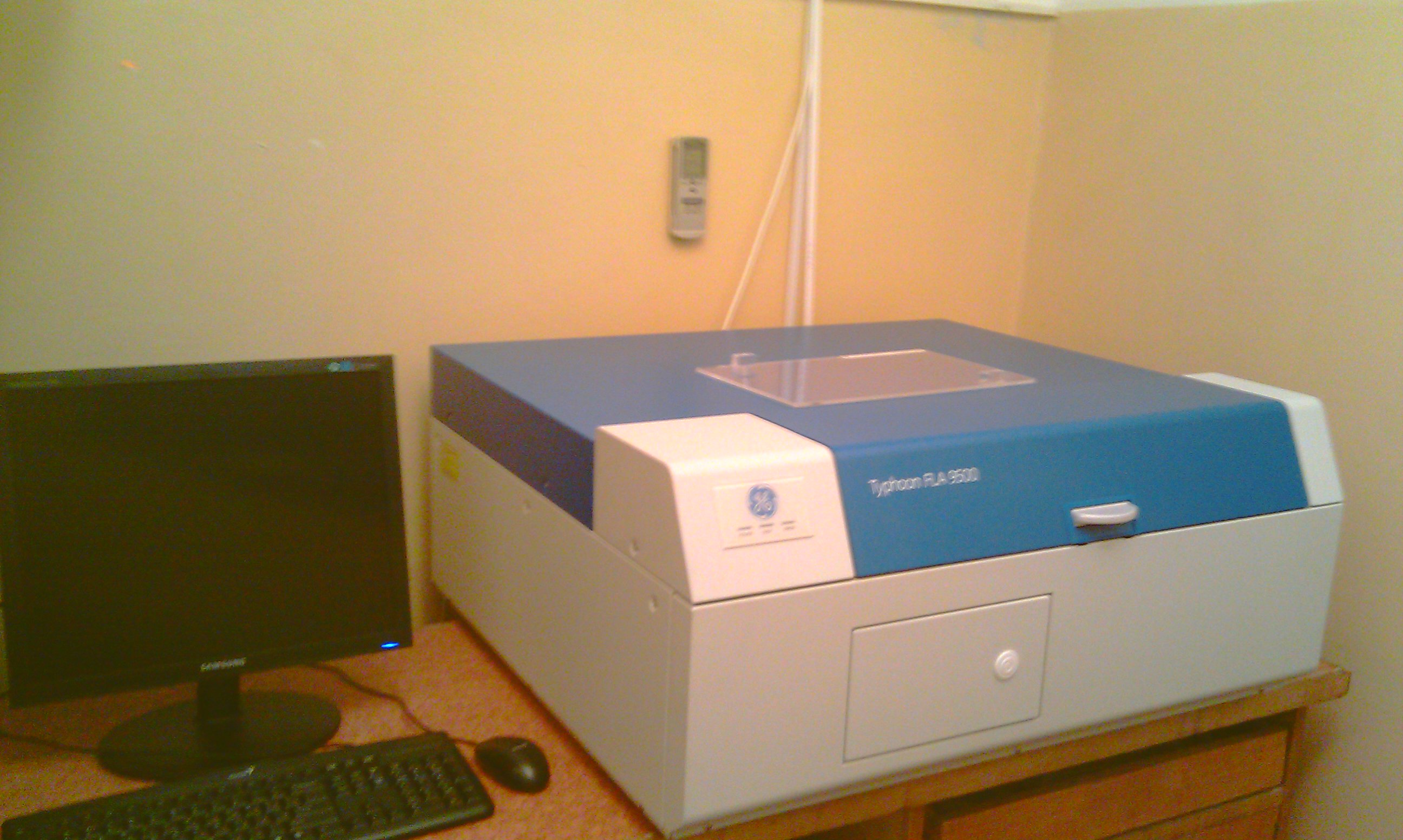 Сканер радиоактивности флюоресценции (четырехканальное лазерное возбуждение) и хемилюминесценции, GЕ Healthcare, Япония